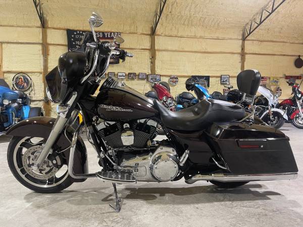 2011 Harley-Davidson, dovoz USA — foto 2 z 12