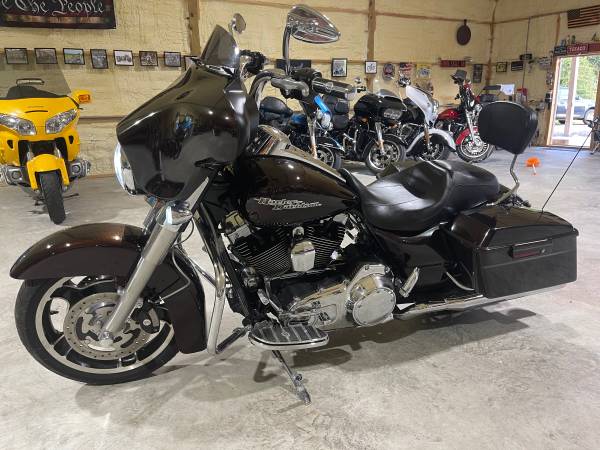 2011 Harley-Davidson, dovoz USA — foto 3 z 12