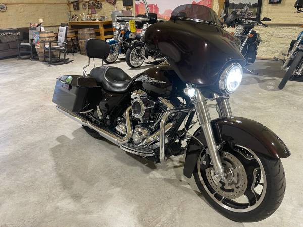 2011 Harley-Davidson, dovoz USA — foto 5 z 12