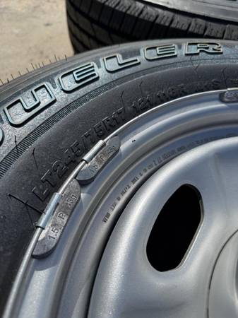 OE Ford F250Wheels (17-inch): Standard 17-inch steel wheels nový tire, dovoz USA — foto 2 z 5