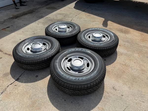 OE Ford F250Wheels (17-inch): Standard 17-inch steel wheels nový tire, dovoz USA — foto 4 z 5
