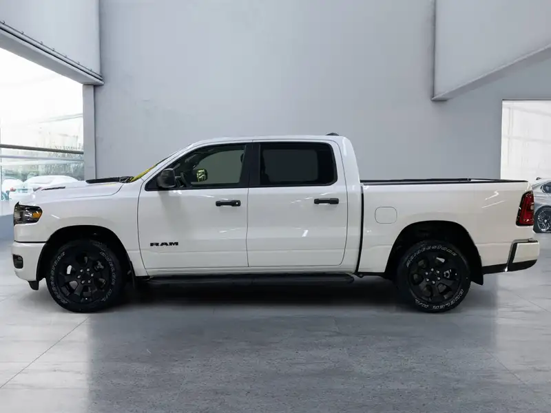 2026 RAM 1500 Express, bílá, 60 km, dovoz Kanada — foto 2 z 12