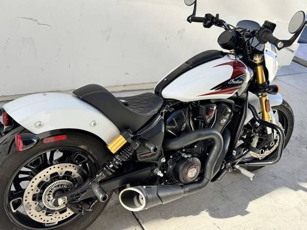 2025 Indian, bílá, dovoz USA — foto 10 z 12