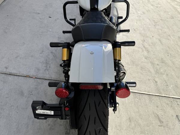 2025 Indian, bílá, dovoz USA — foto 11 z 12