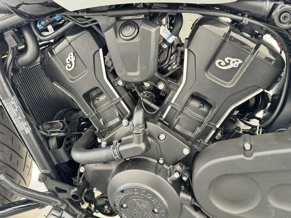 2025 Indian, bílá, dovoz USA — foto 12 z 12