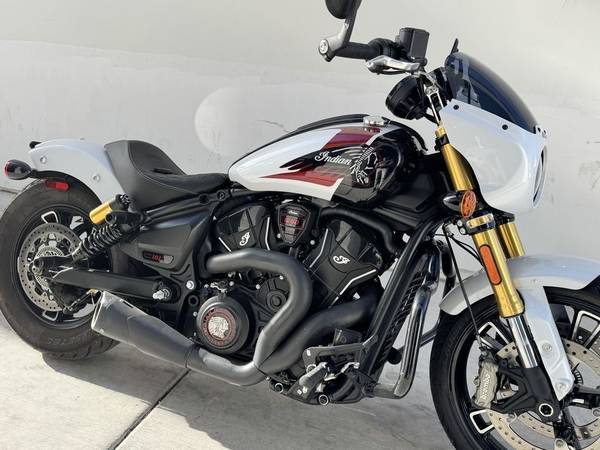 2025 Indian, bílá, dovoz USA — foto 2 z 12