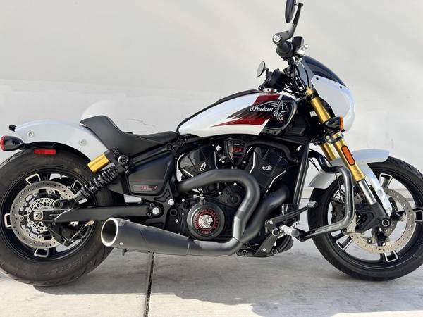 2025 Indian, bílá, dovoz USA — foto 3 z 12