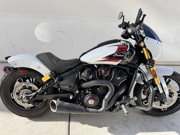 2025 Indian, bílá, dovoz USA — foto 5 z 12