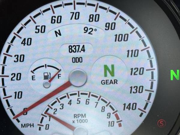 2025 Indian, bílá, dovoz USA — foto 6 z 12