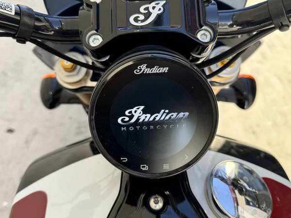 2025 Indian, bílá, dovoz USA — foto 7 z 12