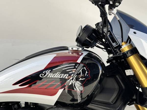 2025 Indian, bílá, dovoz USA — foto 8 z 12
