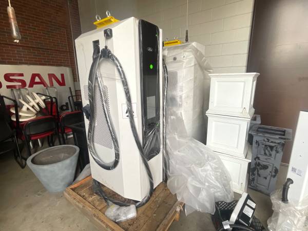 Ev Ford Mach E, Lightning Dual Charging Stations nový, dovoz USA — foto 5 z 7