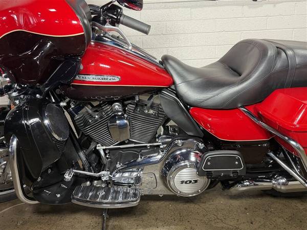 2011 Harley-Davidson, dovoz USA — foto 8 z 11