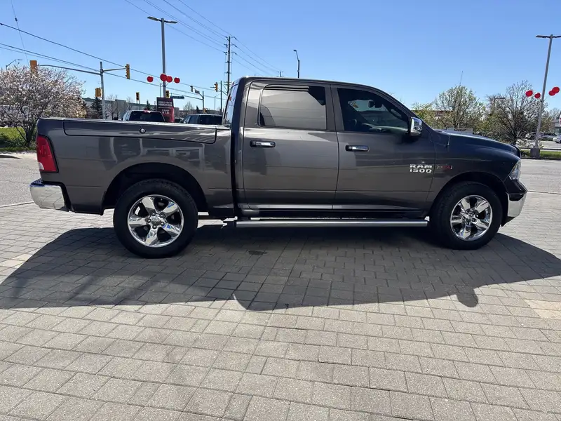 2018 RAM 1500 Crew Cab, šedá, 83 240 km, dovoz Kanada — foto 7 z 12