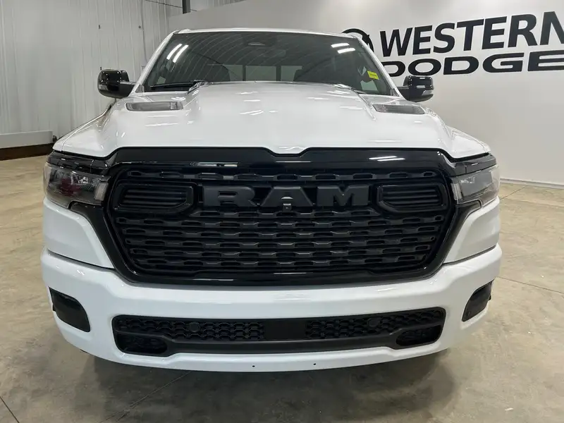 2025 RAM 1500 Crew Cab, bílá, 2 426 km, dovoz Kanada — foto 2 z 12