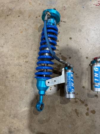 Toyota 200 series Landcruiser King 2.5 Remote Reservoir Shocks w/ Adjusters - To, dovoz USA — foto 2 z 5