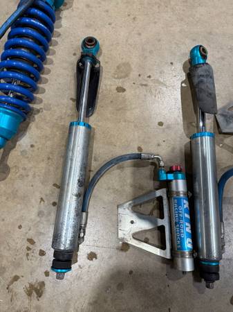 Toyota 200 series Landcruiser King 2.5 Remote Reservoir Shocks w/ Adjusters - To, dovoz USA — foto 4 z 5