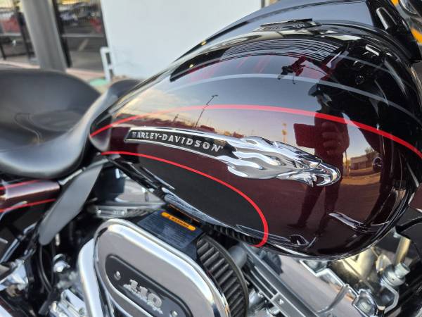 2011 Harley-Davidson, dovoz USA — foto 3 z 6