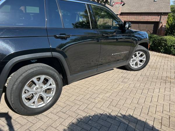 Jeep Cherokee OE 4 Rims & 4 Tires Like nový, dovoz USA — foto 2 z 4