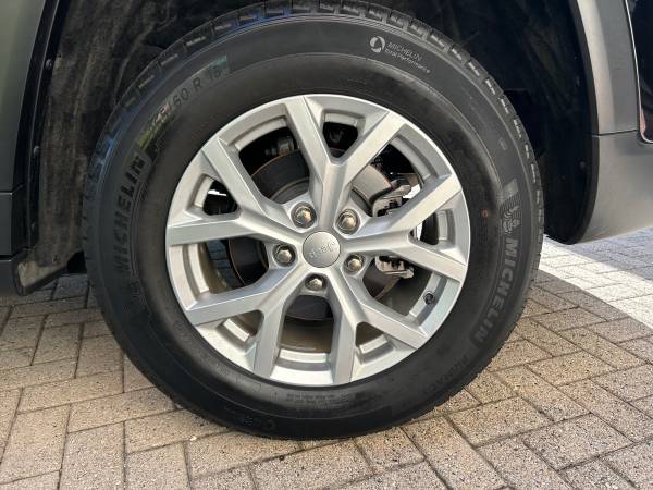 Jeep Cherokee OE 4 Rims & 4 Tires Like nový, dovoz USA — foto 4 z 4