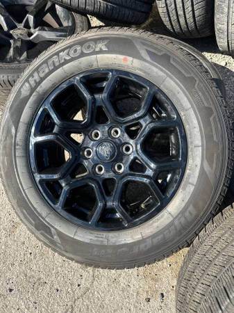 OE F150 Ford Black RIMS and TIRES WHEELS Stock Original Factory 6x135, černá, dovoz USA — foto 3 z 5