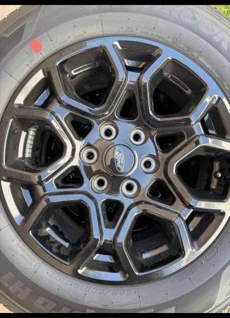 OE F150 Ford Black RIMS and TIRES WHEELS Stock Original Factory 6x135, černá, dovoz USA — foto 5 z 5