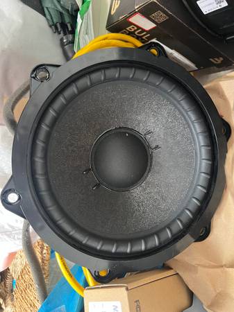 Full sada OE speakers 2023 Rivian R1S, dovoz USA — foto 2 z 4