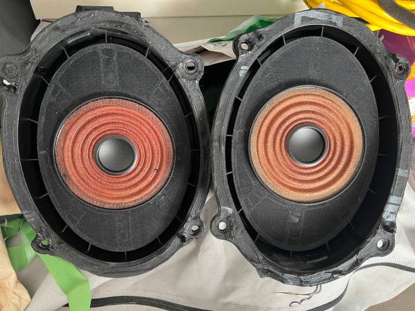 Full sada OE speakers 2023 Rivian R1S, dovoz USA — foto 3 z 4
