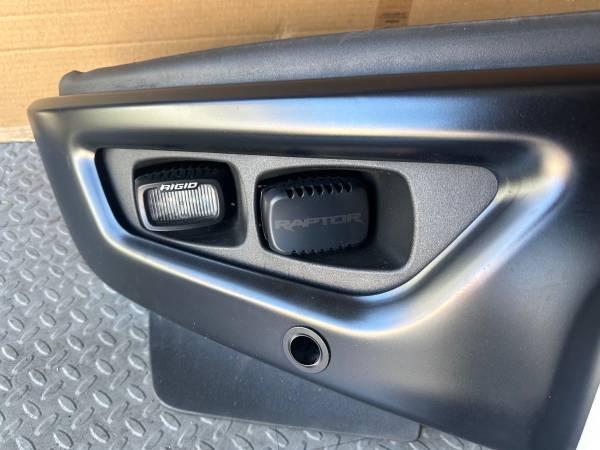 2024 Ford F-150 Raptor Front Bumper with Rigid Lights, dovoz USA — foto 2 z 3