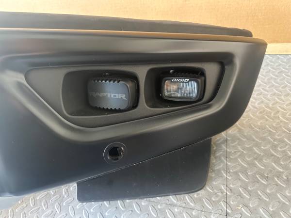2024 Ford F-150 Raptor Front Bumper with Rigid Lights, dovoz USA — foto 3 z 3