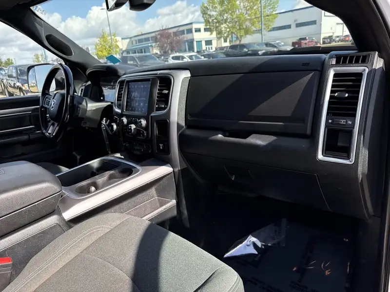 2021 RAM 1500 Crew Cab, bílá, 114 228 km, dovoz Kanada — foto 11 z 12