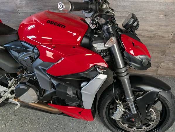 2022 Ducati, červená, dovoz USA — foto 10 z 12