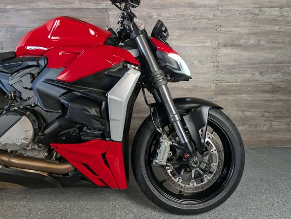 2022 Ducati, červená, dovoz USA — foto 11 z 12