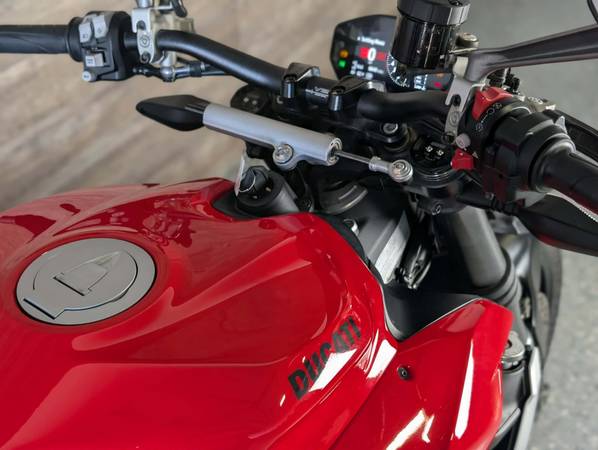 2022 Ducati, červená, dovoz USA — foto 6 z 12