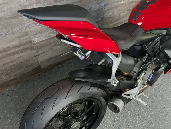 2022 Ducati, červená, dovoz USA — foto 7 z 12