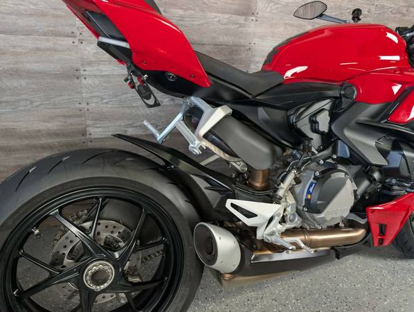 2022 Ducati, červená, dovoz USA — foto 8 z 12