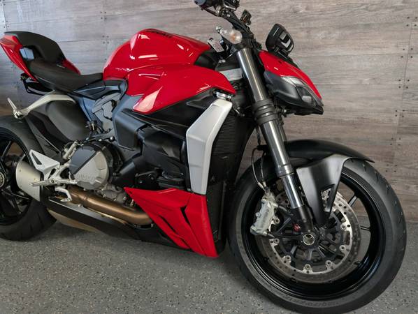 2022 Ducati, červená, dovoz USA — foto 9 z 12