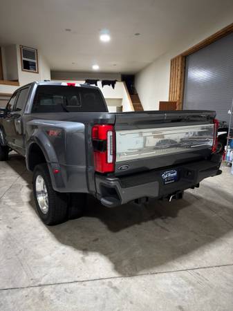 2026 Ford F-450 Platinum Dually Bed Take Off OEM, dovoz USA — foto 1