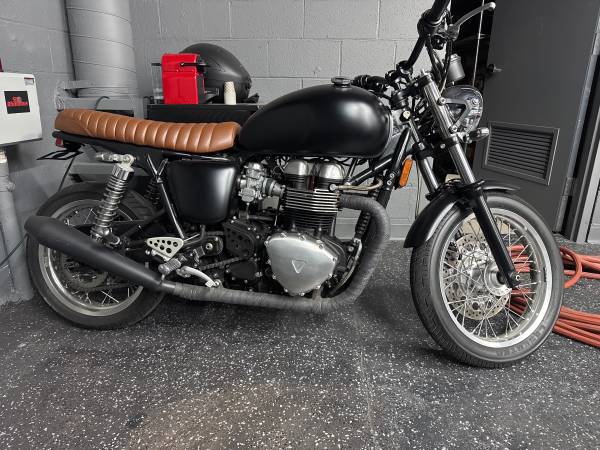 2012 Triumph, dovoz USA — foto 1 z 3 2012 Triumph, dovoz USA — foto 1 z 3