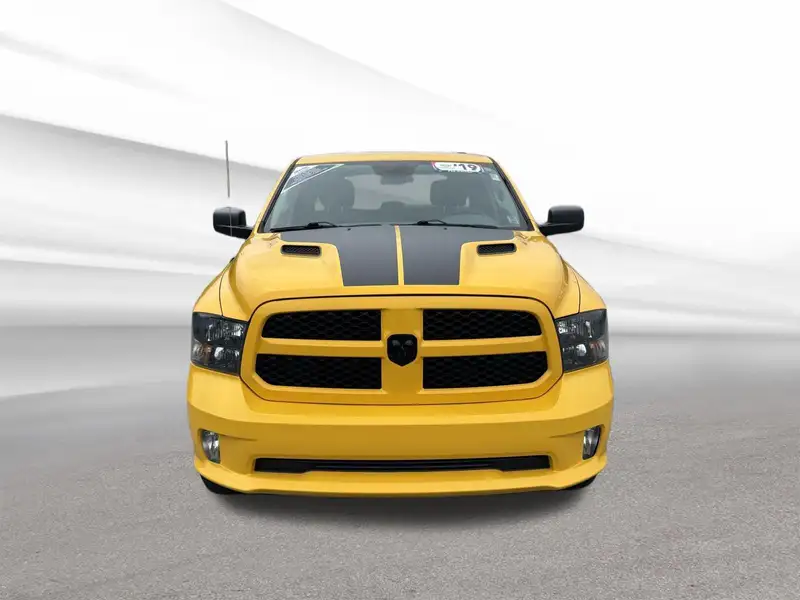 2019 RAM 1500 Express, žlutá, 106 952 km, dovoz Kanada — foto 2 z 12