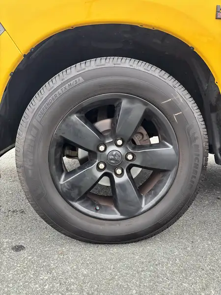 2019 RAM 1500 Express, žlutá, 106 952 km, dovoz Kanada — foto 3 z 12