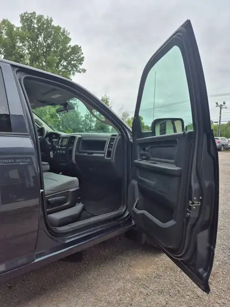 2017 RAM 1500 Express, šedá, 210 312 km, dovoz Kanada — foto 10 z 12