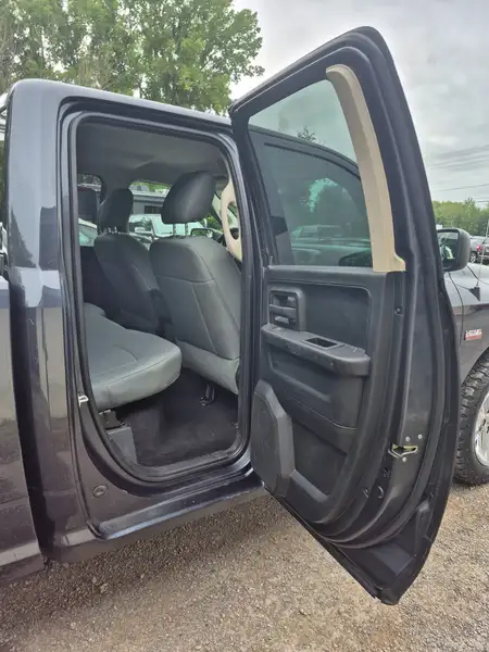 2017 RAM 1500 Express, šedá, 210 312 km, dovoz Kanada — foto 11 z 12