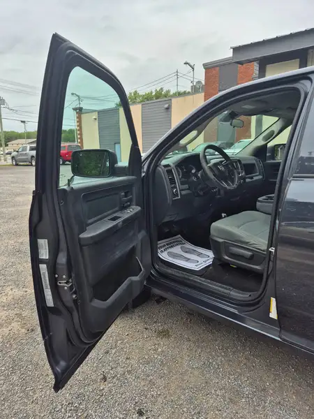 2017 RAM 1500 Express, šedá, 210 312 km, dovoz Kanada — foto 12 z 12