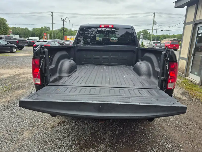 2017 RAM 1500 Express, šedá, 210 312 km, dovoz Kanada — foto 9 z 12
