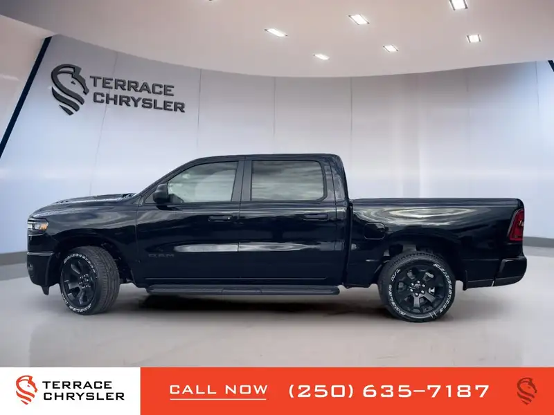 2026 RAM 1500 Express, černá, 0 km, dovoz Kanada — foto 2 z 12