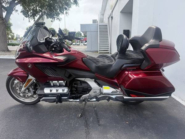 2018 Harley-Davidson, zlatá, dovoz USA — foto 3 z 12