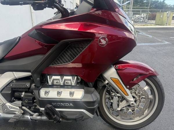 2018 Harley-Davidson, zlatá, dovoz USA — foto 8 z 12