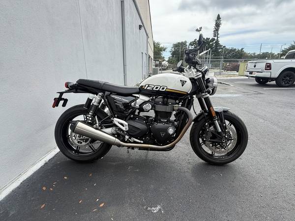 2025 Harley-Davidson, bílá, dovoz USA — foto 2 z 12