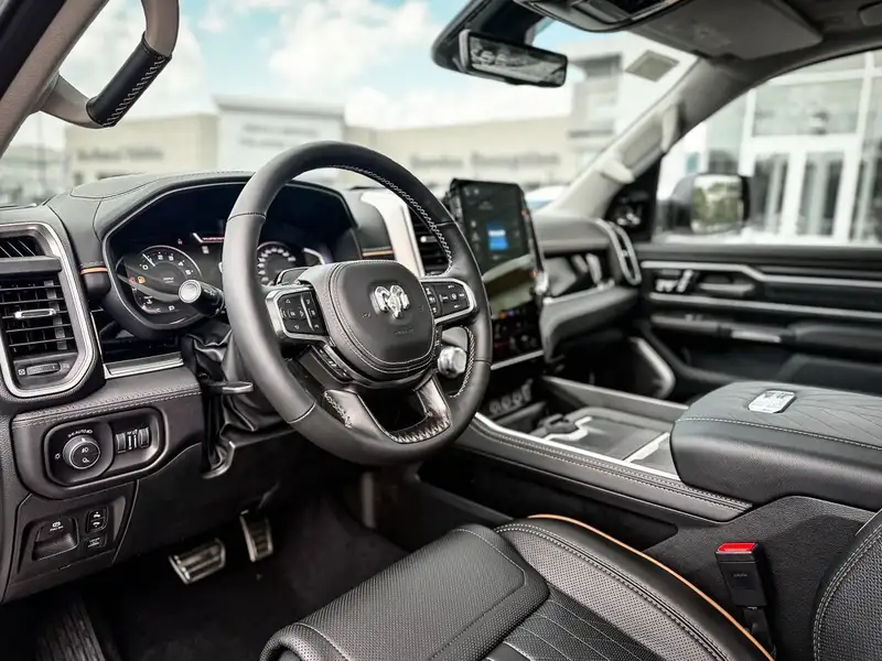 2026 RAM 1500 Tungsten | MULTI-FUNCTION TAILGATE | BED UTILITY G, bílá, 10 km, dovoz Kanada — foto 3 z 9
